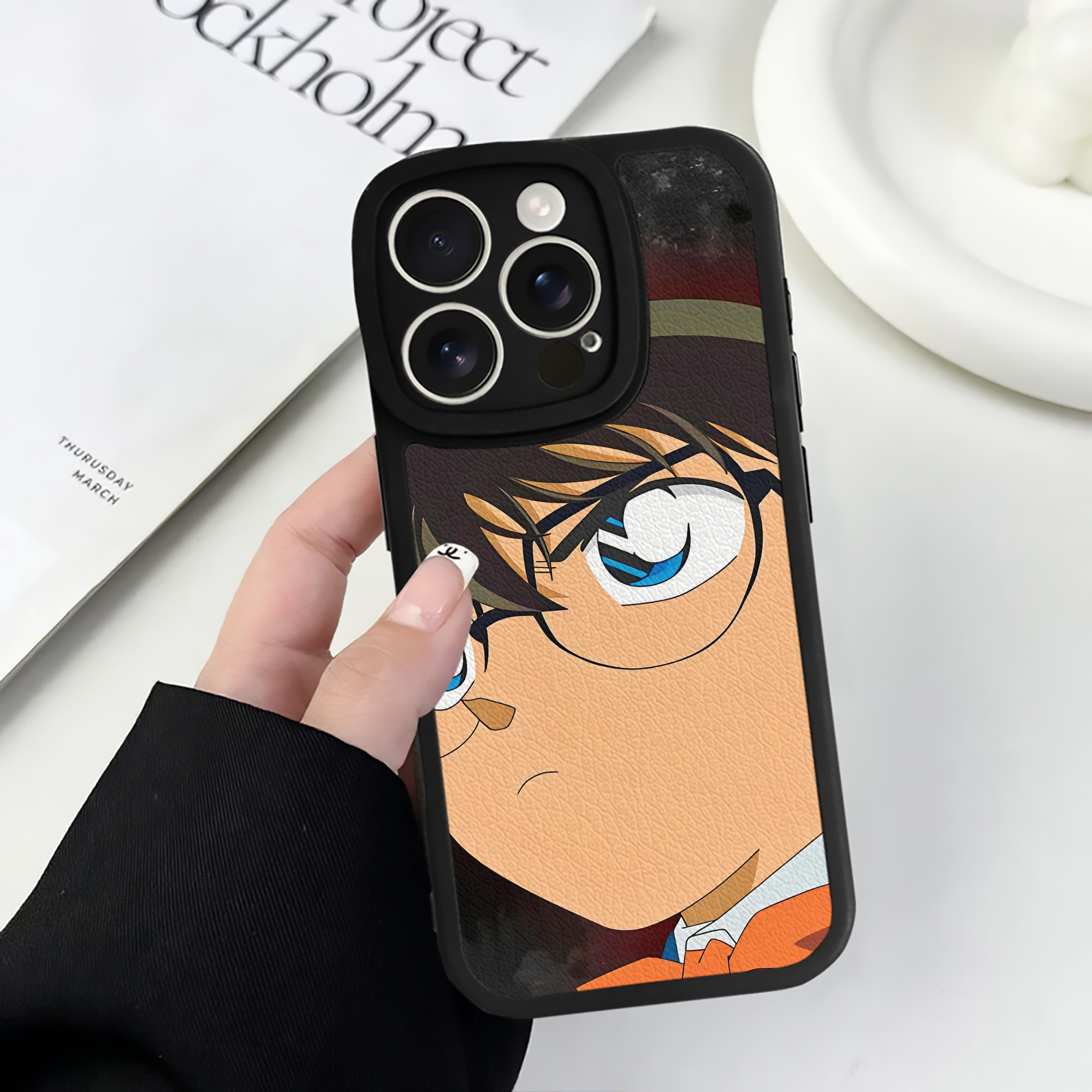 （画像用） 名探偵コナン Detective Conan 【iPhone 16シリーズ対応】シリコンスマホケース（レザー調） 材質：シリコン